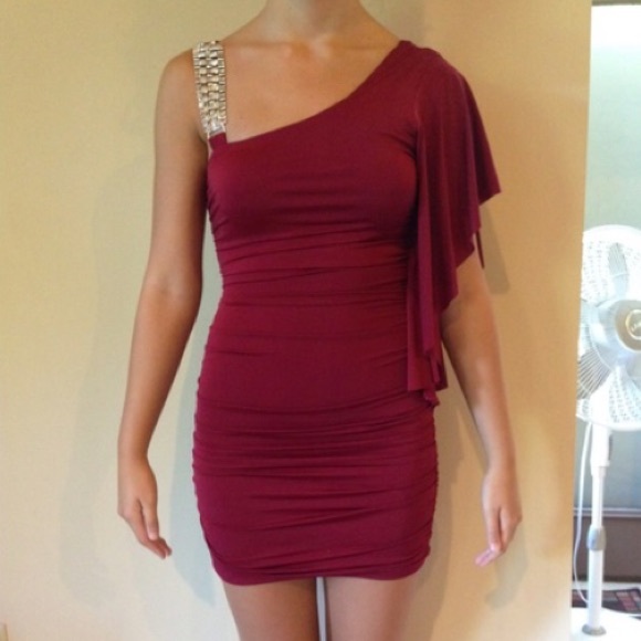 Tight burgundy homecoming dress - Picture 4 of 4