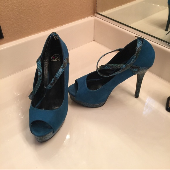 Blue suede and snakelike print 7 1/2