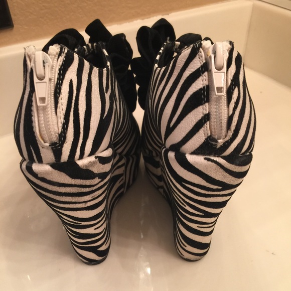 Zebra print wedges peep toe 5 1/2 - Picture 2 of 3
