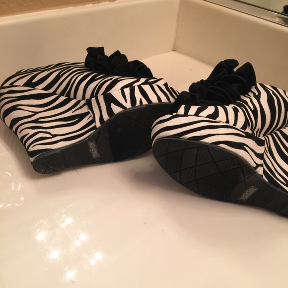 Zebra print wedges peep toe 5 1/2 - Picture 3 of 3