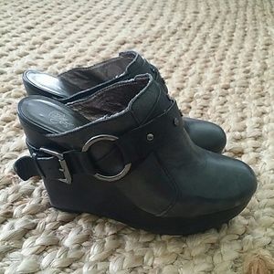 Adorable black clog