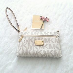💕 NWT Michael Kors Jet Set Wristlet 💕