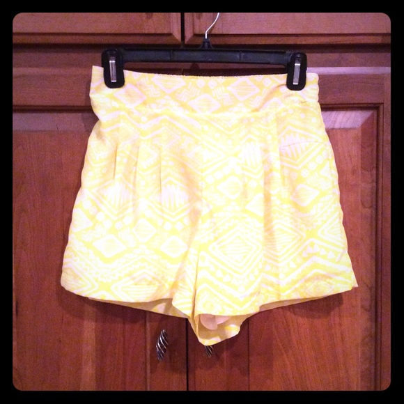 Aztec print, neon yellow, high-waisted shorts. M.