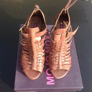 Brown leather wedges, leather strip weaving detail