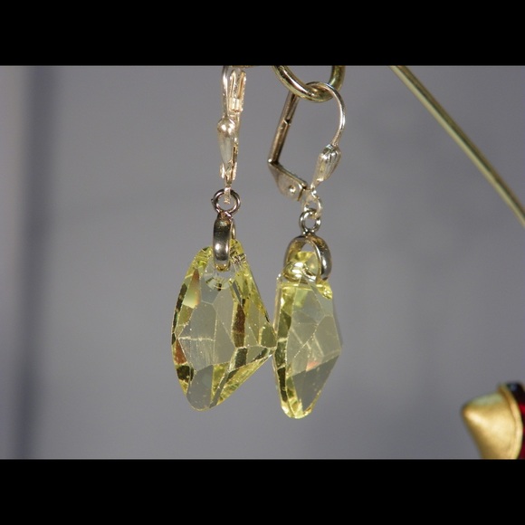 SOLD. Everyday dazzling Swarovski Crystal Earrings. - Picture 2 of 3