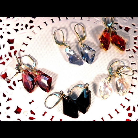 SOLD. Everyday dazzling Swarovski Crystal Earrings. - Picture 3 of 3