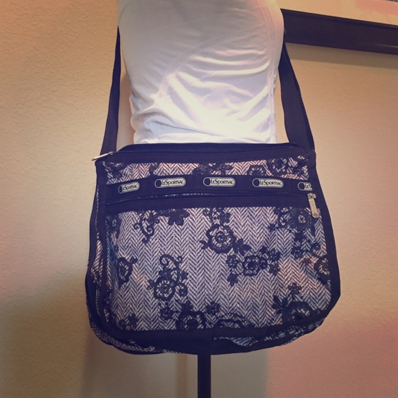LeSportsac Handbags - LeSportsac Deluxe everyday Bag
