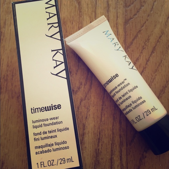 Mary Kay Luminous-Wear foundation. Ivory 4 - Picture 1 of 3