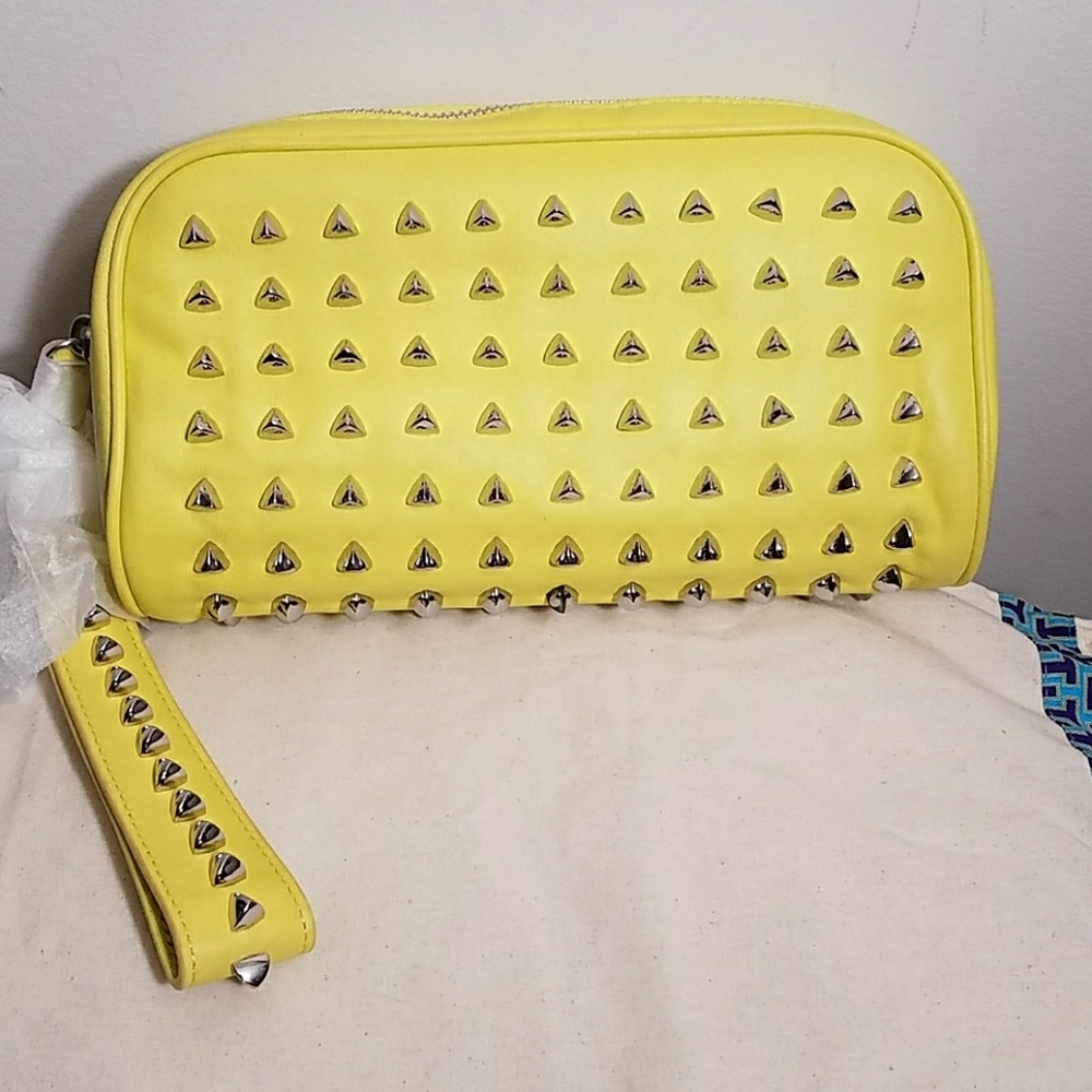 🌹Tory Burch Citrus Pyramid Stud Clutch w/Strap🌹