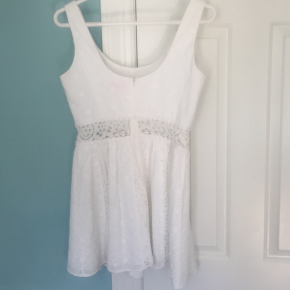 SOLD ❌Lilly Pulitzer white lace flower dress❌ - Picture 2 of 4