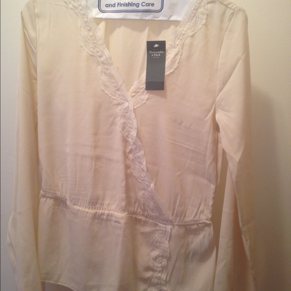 Abercrombie long sleeved shirt. Never been worn.