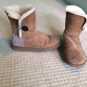 Short Bailey Button chestnut authentic Uggs Size 9