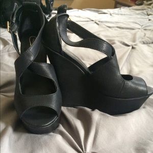 Candie's black 5' wedge