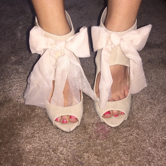 Beautiful bow heels!