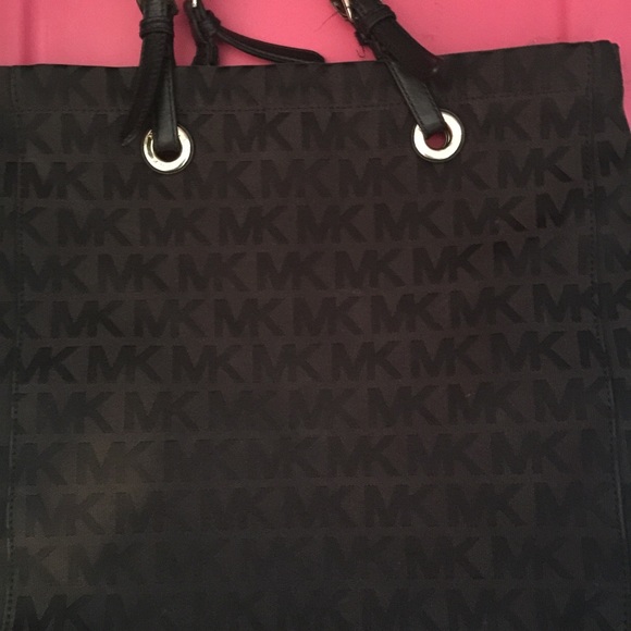 Michael Kors Handbags - MICHAEL KORS PURSE BLACK