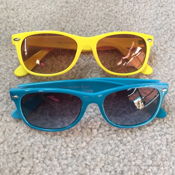 Wayfarer style sunglasses