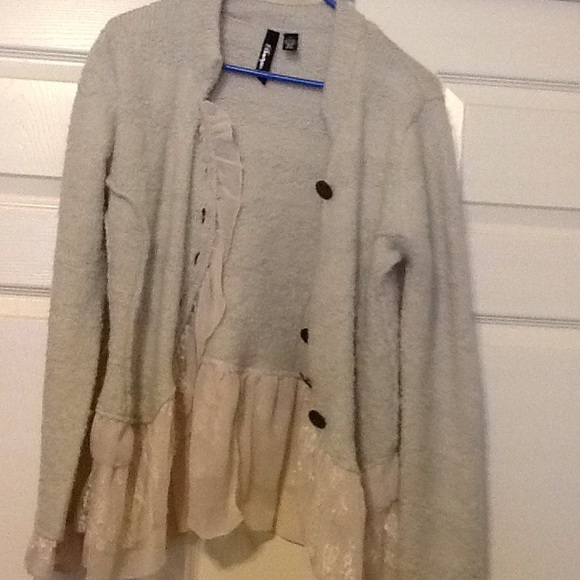 Amazing cardigan with button closures