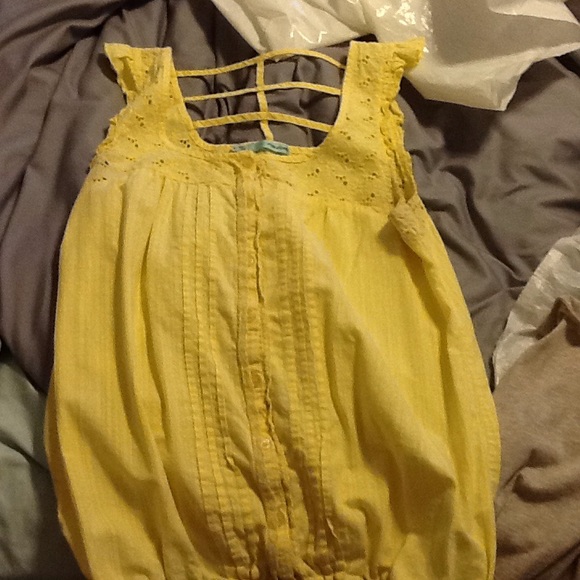 Yellow tank, ruffle sleeves, cute scrappy back