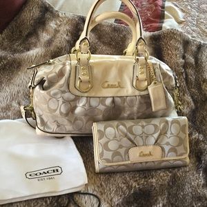 🎉Gorgeous Coach bag and wallet🎉