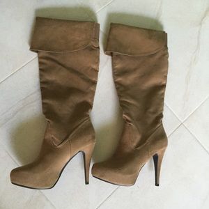 KneeHigh Brown Suede Heeled Boots