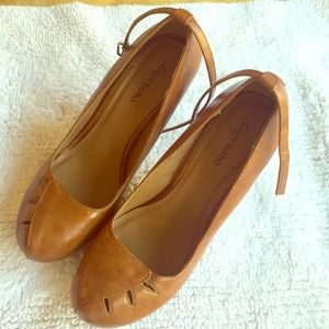 Vintage-inspired tan pumps with ankle strap 👠