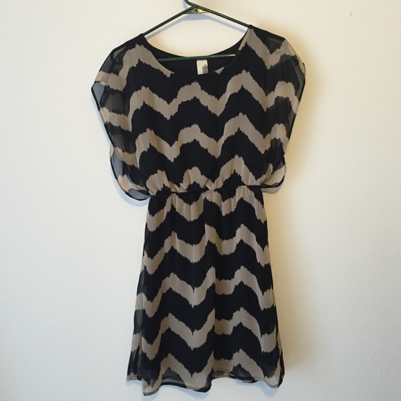 Francesca's Collections Dresses & Skirts - Francesca's tan & black chevron dress