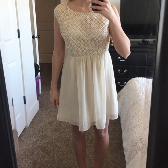 Light tan dress - Picture 2 of 2