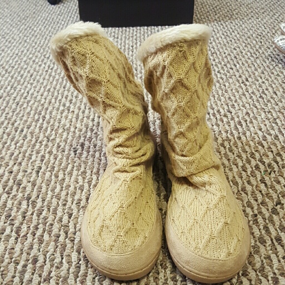 🚫SOLD Cozy Boots - Picture 1 of 4