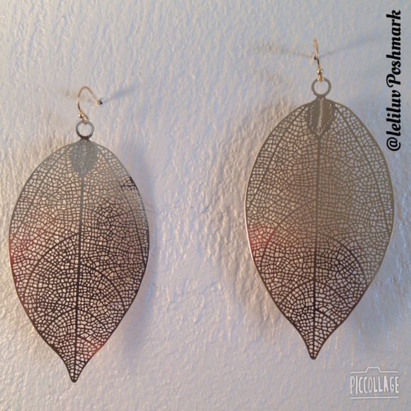 🔴$5 SALE! Gold tone leaf earrings 📍1LEFT - Picture 2 of 4