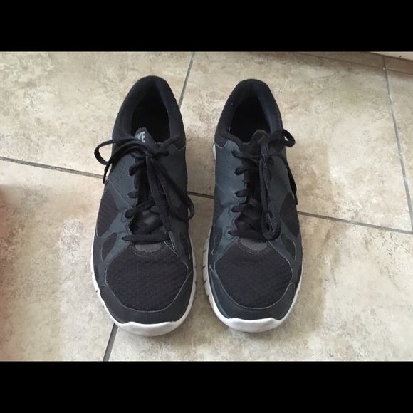 Women's 11 Nikes Men's 9