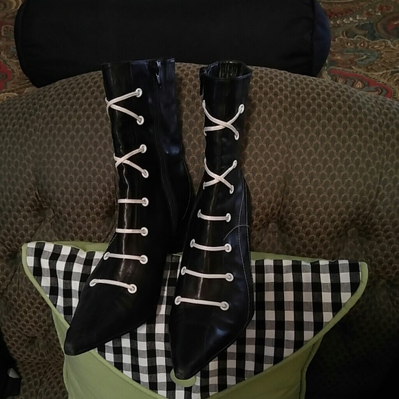 BLACK LEATHER MOD STILETTOS