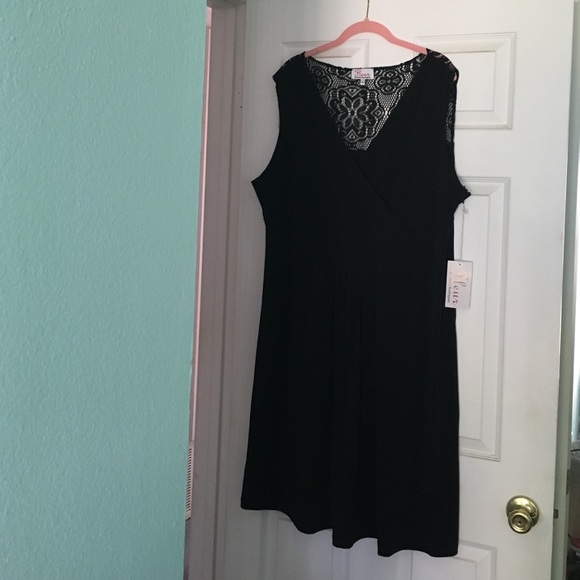 Beautiful little black dress. Gorgeous!