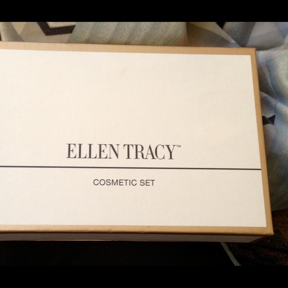 💥HP💥 Complete Ellen Tracy Makeup Set, New in Box - Picture 2 of 3