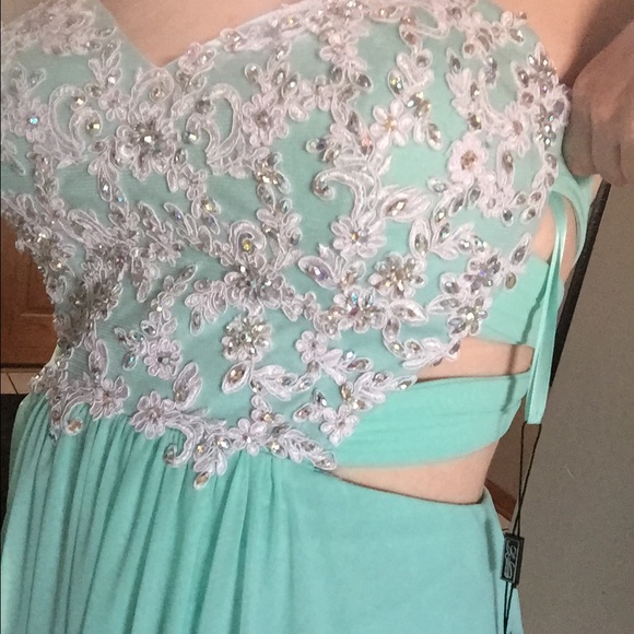 GORGEOUS MINT PROM DRESS! - Picture 4 of 4