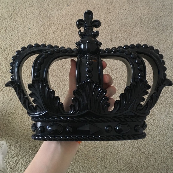 Black crown wall piece