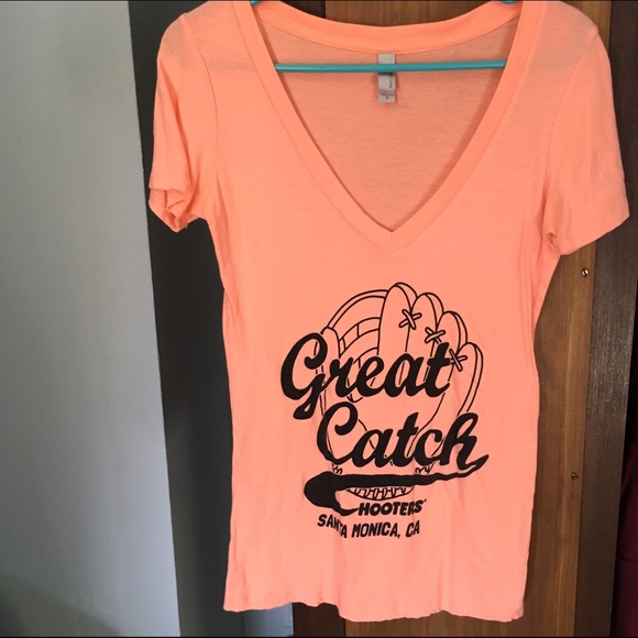 Hooters tee