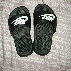 Nike 555628-002 Benassi JDI Kids Slide Sandals Bla