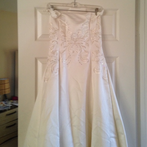 Wedding gown with train and bling - Picture 4 of 4