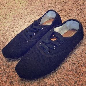 All black Toms