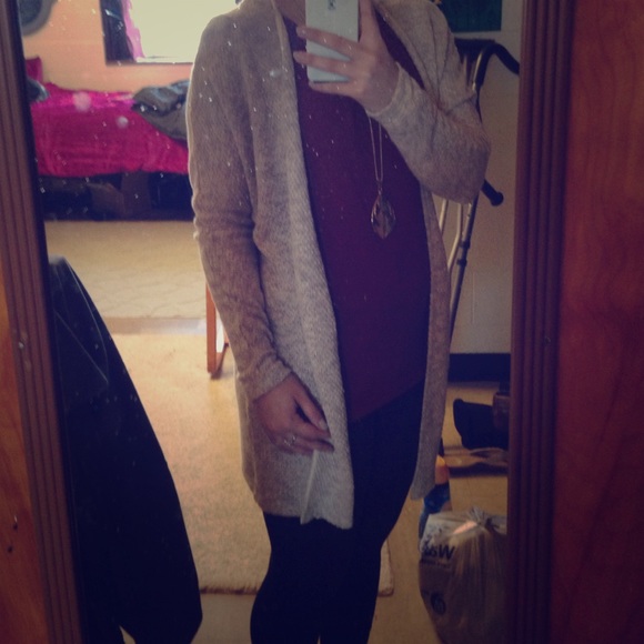 American Eagle Outfitters Sweaters - Only worn once. Super comfy and cute 😊