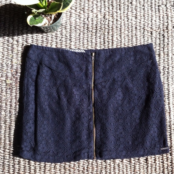 SOLD Volcom crochet miniskirt🌸