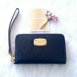 💎 NWT Michael Kors Wristlet for smart phones 💎