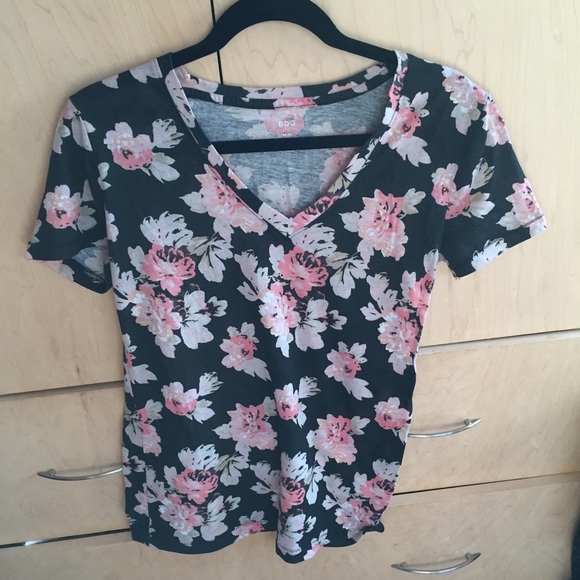 BDG Urban Outfitters Basic V-Neck T-shirt