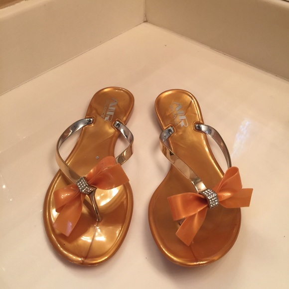 Gold flip flops 7 1/2..