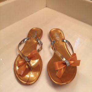 Gold flip flops 7 1/2..