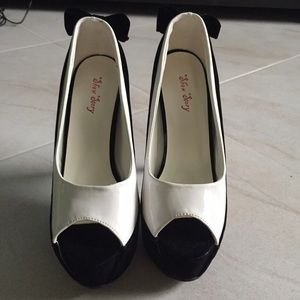 NEVER WORN White and Black Show Story Platforms