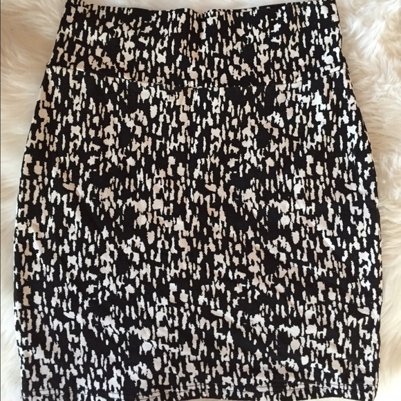 ❌SOLD❌Forever 21 White&Black Pencil Printed Skirt