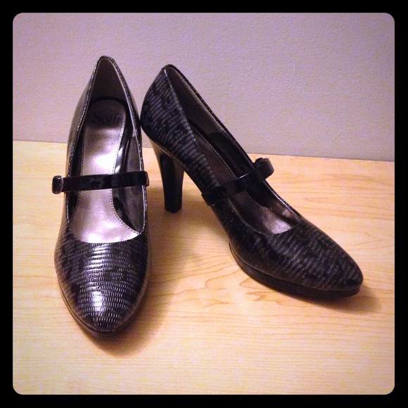 Brand New front strap heels by Sofft