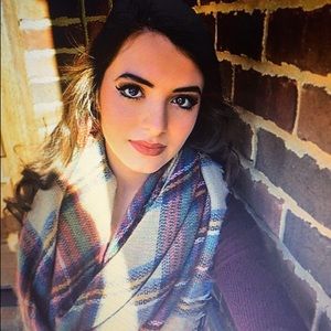 Meet your Posher, Laura