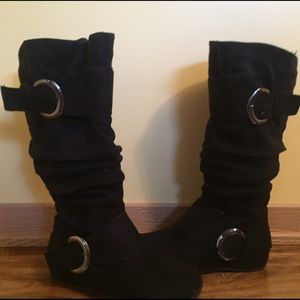 Slouch buckle boots